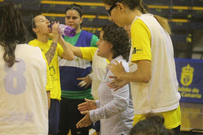 Cristina Gimeno da instrucciones a sus jugadoras durante el encuentro de este pasado sábado (Foto TA)
